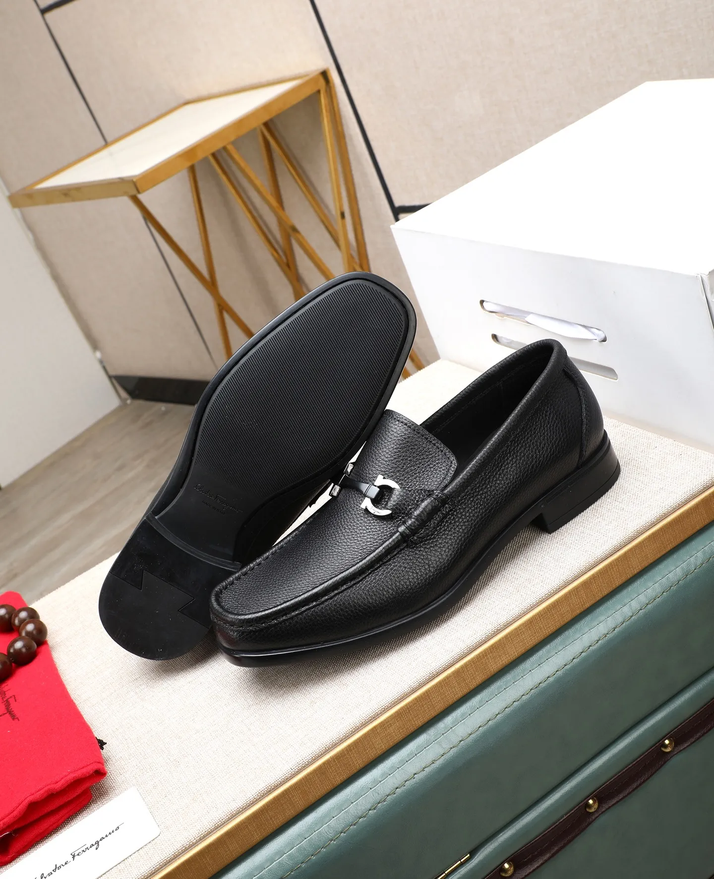 Men's clothing and shoes 💰700📛📛High-end goods! Salvatore Ferragamo is the world's top luxury footwear brand. It comes from Italy, the kingdom of fashion. It is famous all over the world for its traditional handmade design and novel styles... 🚶🏻🚶🏻 Top-quality suit shoes are sold simultaneously at the counter. This style is purely handmade. The fabric is imported Italian calfskin➕soft water-dyed cowhide lining. Specially available with original deep rubber outsole🌀🌀Size: 38➖44